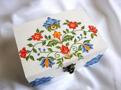 Cutie cu motive florale traditionale romanesti, cutie lemn 26378 poza a doua