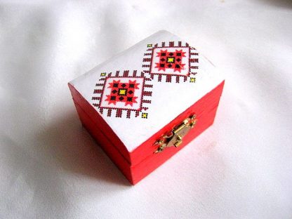 Cutiuta alb rosu din lemn cu motive populare traditionale romanesti 28144