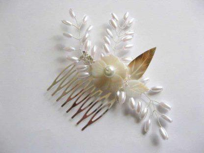 Pieptan mireasa lucrat manual cu perle artificiale, floare si frunze sidef poza a 2a