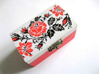 Cutie lemn cu motiv floral traditional - trandafiri rosii 28819