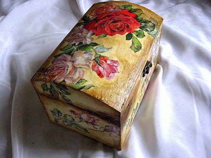 Cutie lemn, design trandafiri rosii si roz pe fundal vintage 25877