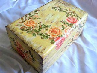 Cufar design trandafiri pe fundal antichizat, cutie lemn masiv