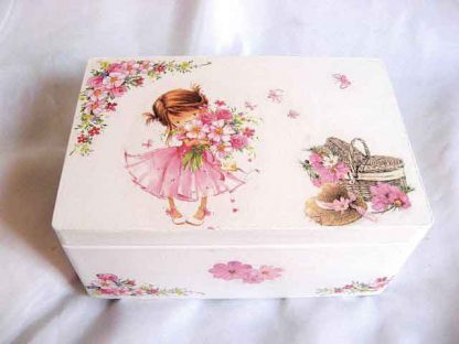 Fetita cu buchet de flori, cos cu flori si palarie, cutie lemn 25057
