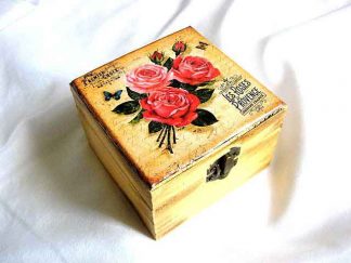 Cutie lemn patrata cu model de trandafiri rosii si un fluture, cutie femei 29051