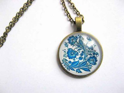 Design flori albastre stilizate, colier cu pandantiv cu motiv floral 28937