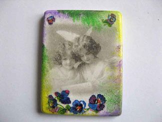 Magnet imagine copii alb negru si elemente florale colorate, magnet ipsos frigider 24384