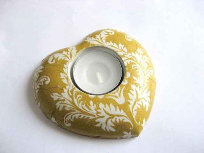 Suport in forma de inima ornamente galbene pe fundal galben, suport lumanare ipsos 21066