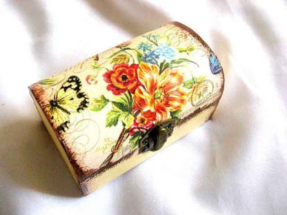 Cutie lemn stil cufar cu model floral si fluture, cutie din lemn decorata 29705