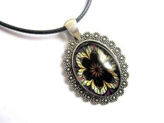 Pandantiv design floare stilizata negru, maro si galben, bijuterie cadou femei 30049