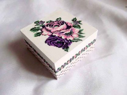 Cutie patrata cu model floral - flori roz si mov, cutie model 31929