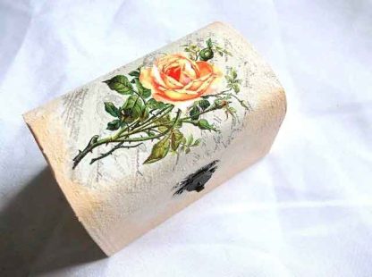 Cutie cu trandafiri galbeni infloriti si imbobociti, cutie de lemn 32670