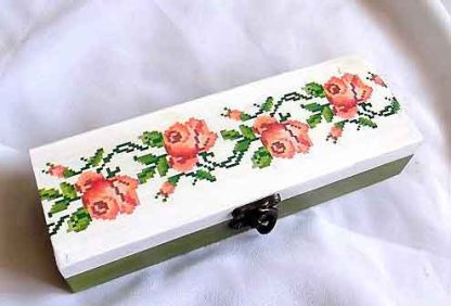 Cutie lemn cu trandafiri, cutie cu motiv traditional 32206