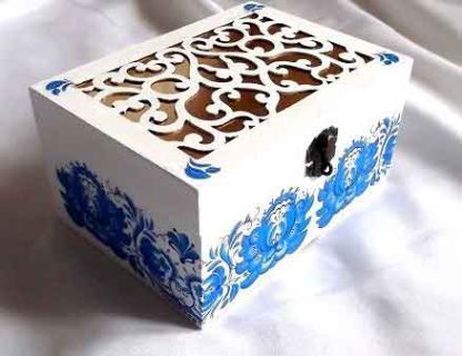 Motiv traditional flori stilizate albastre, cutie lemn 32111