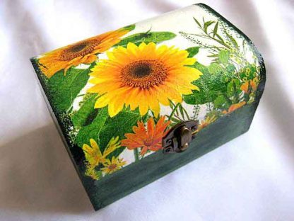 Cutie cu floarea soarelui, verdeata si alte elemente florale, cutie lemn 27813