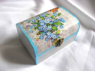 Cutie cu buchet de albastrale si fluture portocaliu, cutie lemn 26667