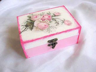 Cutie cu buchet de trandafiri roz pe fundal alb, cutie lemn 25713