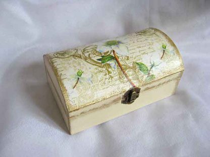 Cutie cu flori albe si alte elmente decorative, cutie lemn 23522
