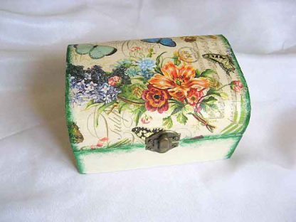 Cutie cu fluturi si flori pe fundal gen carte postala, cutie de lemn 26799
