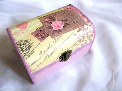 Cutie cu trandafir roz si frunze maro pe fundal gen carte postala, cutie lemn 25711