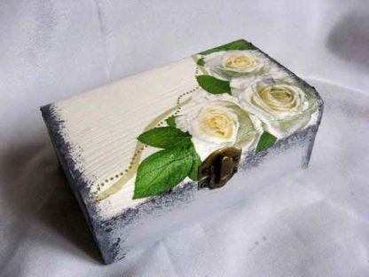 Cutie cu trandafiri albi, cutie lemn dreptunghiulara 25381