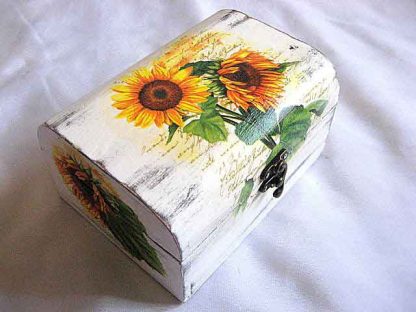 Cutie floarea soarelui pe fundal de epoca alb, cutie lemn gen cufar 25620