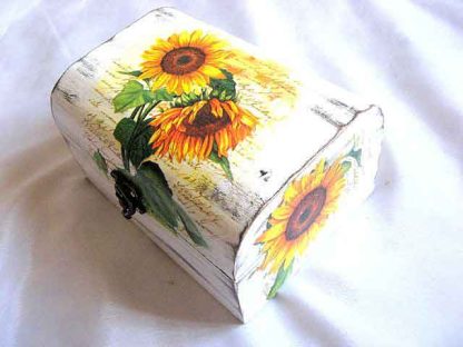 Cutie floarea soarelui pe fundal de epoca alb, cutie lemn gen cufar 25620 unghi opus