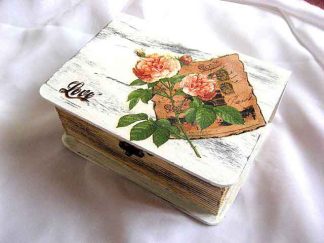 Cutie gen cufar cu trandafir japonez peste o carte, cutie de lemn 32833