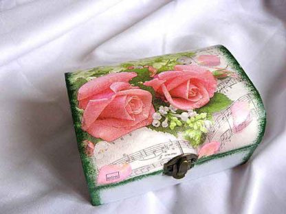 Trandafiri rosii si flori albe pe fundal portativ muzical, cutie lemn 23841 poza a 2a