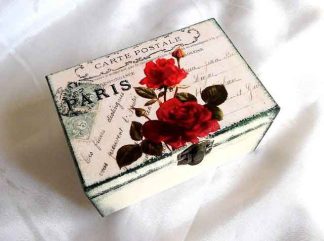 Cutie buchet de trandafiri rosii pe fundal de carte postala, cutie de lemn 33218