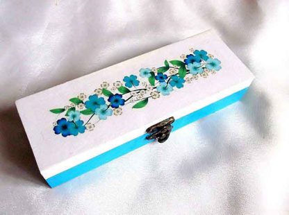 Cutie cu flori albastre, verzi si albe, cutie de lemn cu model floral 33226