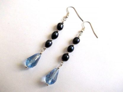 Cercei perle naturale si cristale, pereche cercei culoare albastra-blue si albastru inchis 33769. Bijuterie cadou femei cu perle naturale si cristale. Culoare albastra – blue si albastru inchis.