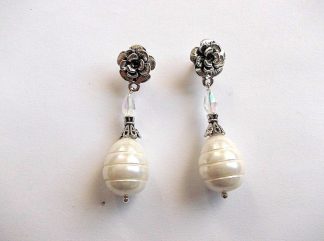 Cercei perle naturale si cristale, pereche de cercei 33914. Bijuterie cadou femei. Pereche de cercei cu perle de cultura si cristale aurora boreala. Culori: alb, galben si turcoaz.