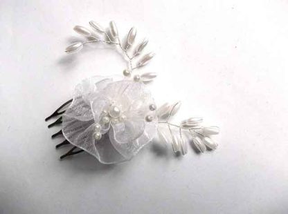 Pieptan mireasa cu perle sticla si floare organza, accesoriu nunta 34621 pe fundal alb