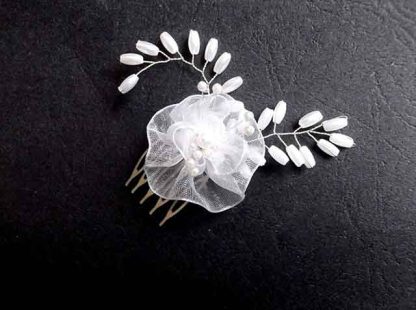 Pieptan mireasa cu perle sticla si floare organza, accesoriu nunta 34621 pe fundal negru
