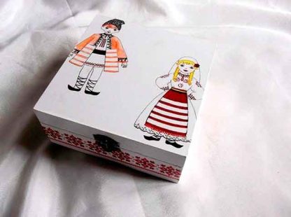 Cutie cu barbat si femeie imbracati in port traditional, cutie lemn 34777