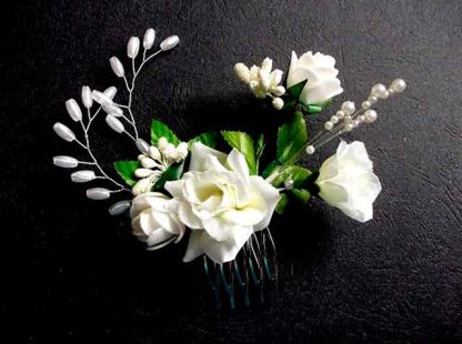 Pieptan mireasa cu flori albe artificiale, pieptan simplu mireasa 34779 fundal negru