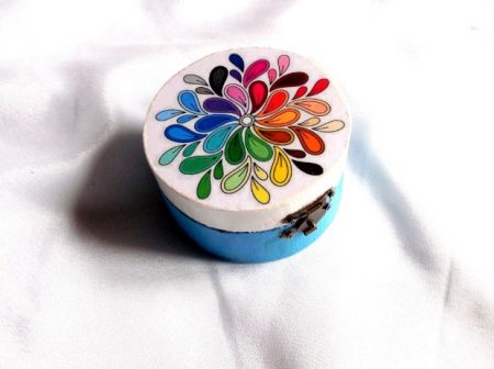 Cutie cu floare stilizata policolora, cutie de lemn rotunda 39884