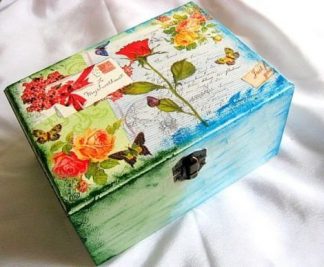 Cutie cu flori, fluturi si aspect de carte postala, cutie lemn 16746