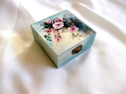 Cutie cu flori roz pe fundal albastru, cutie lemn patrata 40323