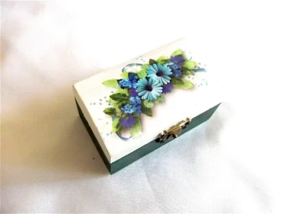 Cutie cu flori albastre si mov, cutie lemn decorata 43626