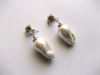 cercei cu perla baroc albe 45082 cercei cu perla baroc lungimea perlei 3cm cercei cu surub lucrati manual